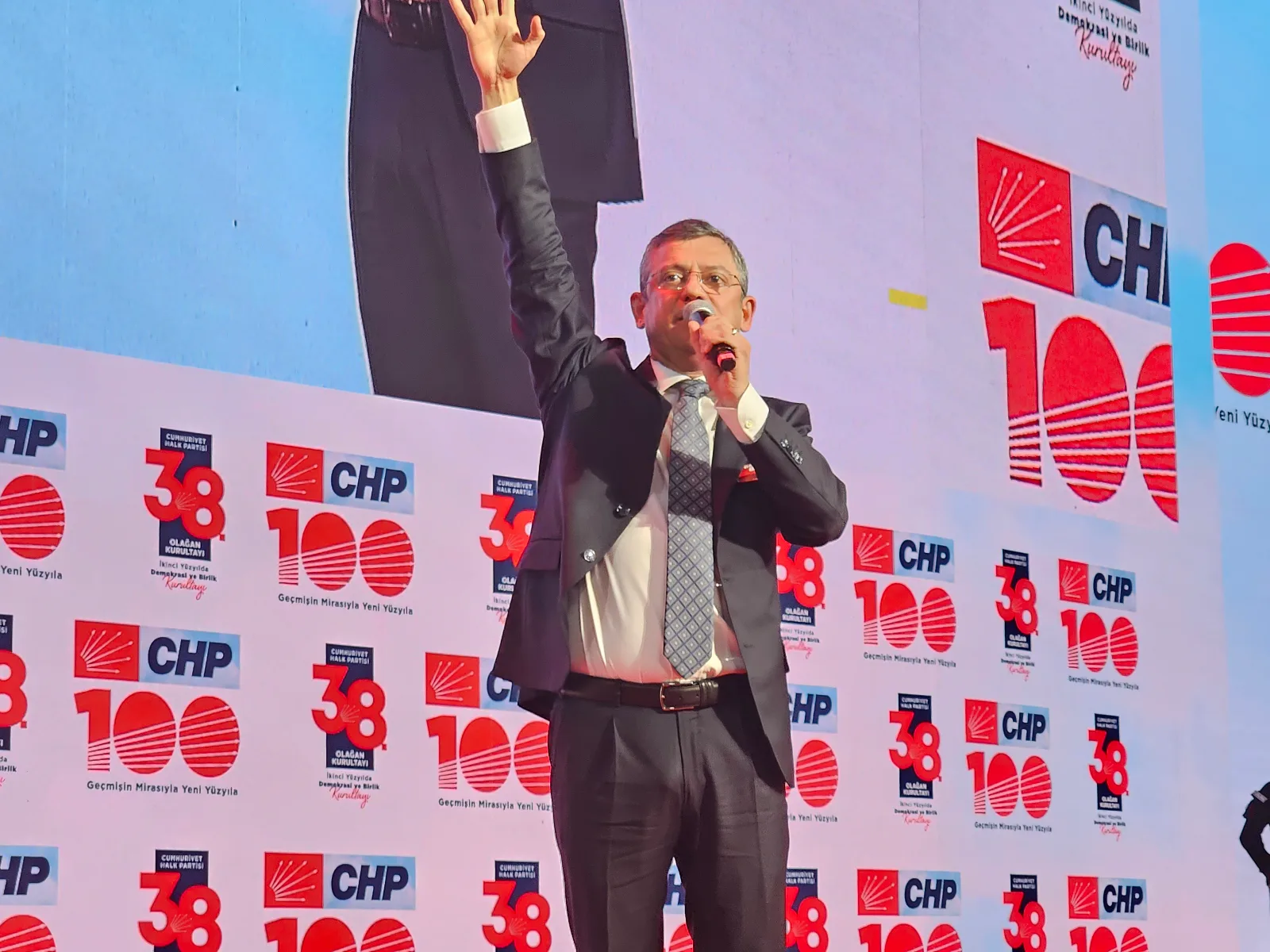 Özgür Özel’den Yeni Parti Kararı: TBMM’de İstifa Süreci Başladı