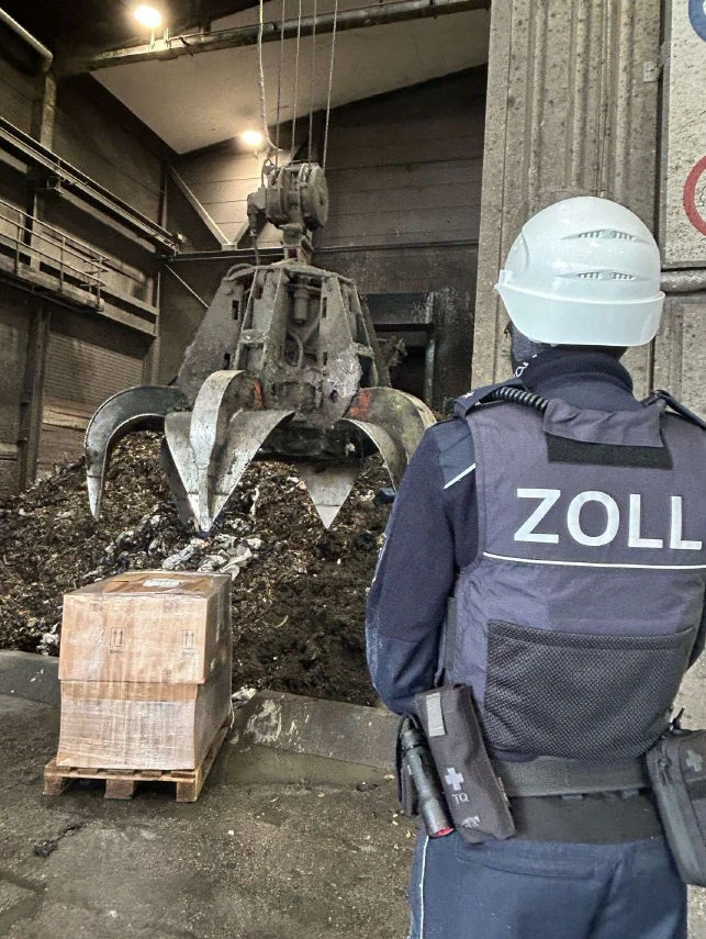 Frankfurt'ta Kaçak Enerji İçeceği Operasyonu: 62 Bin Kutuya El Konuldu