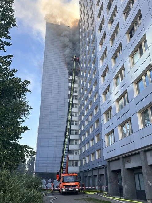 Berlin’de Yüksek Katlı Binada Yangın: 13 Yaralı