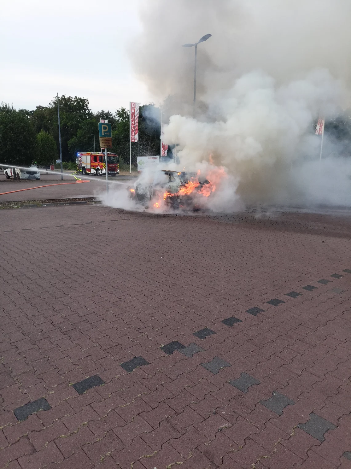 Speyer'da Korkutan Yangın: Elektrikli Araç Küle Döndü