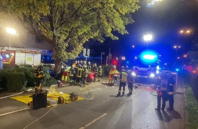Dortmund'da Ağaca Çarpan Otomobilde 2 Kişi Ağır Yaralandı