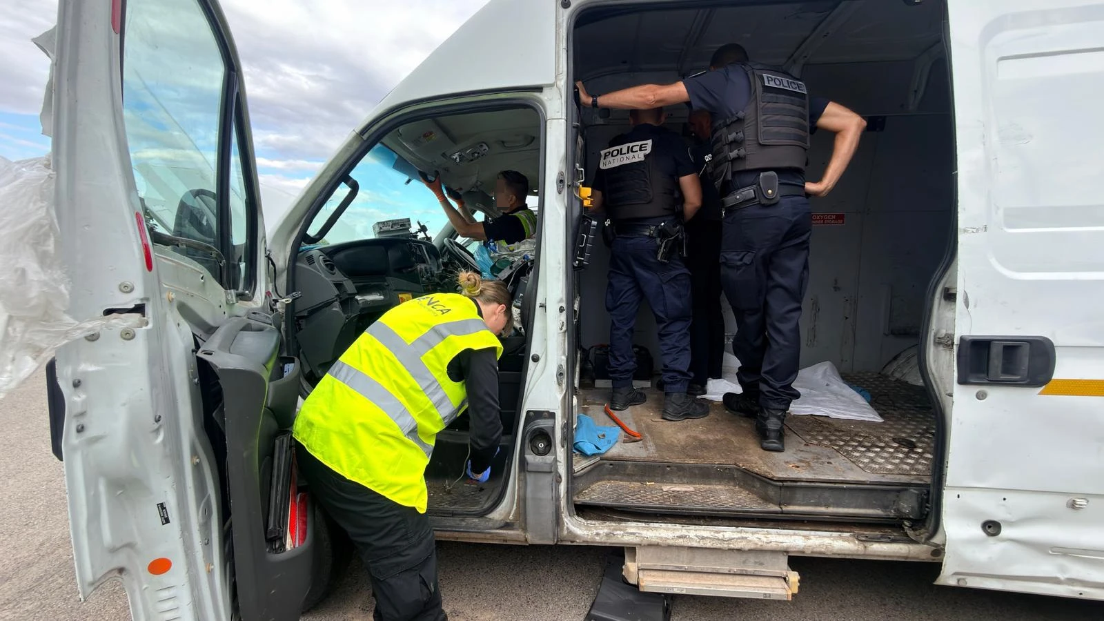 Lesovo'da Koltuklardan 56 Kilodan Fazla Esrar Çıktı: 2 Alman Gözaltında