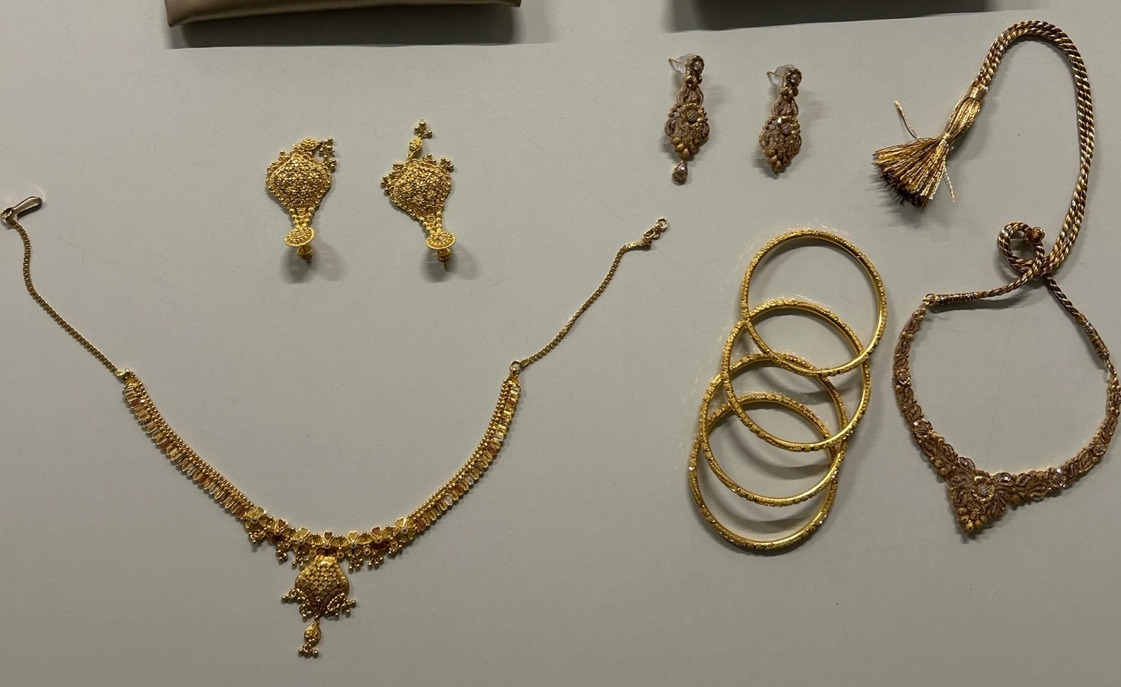 Karlsruhe/Baden-Baden Havalimanı’nda Düğün Hediyesi Altın Gümrüğe Takıldı