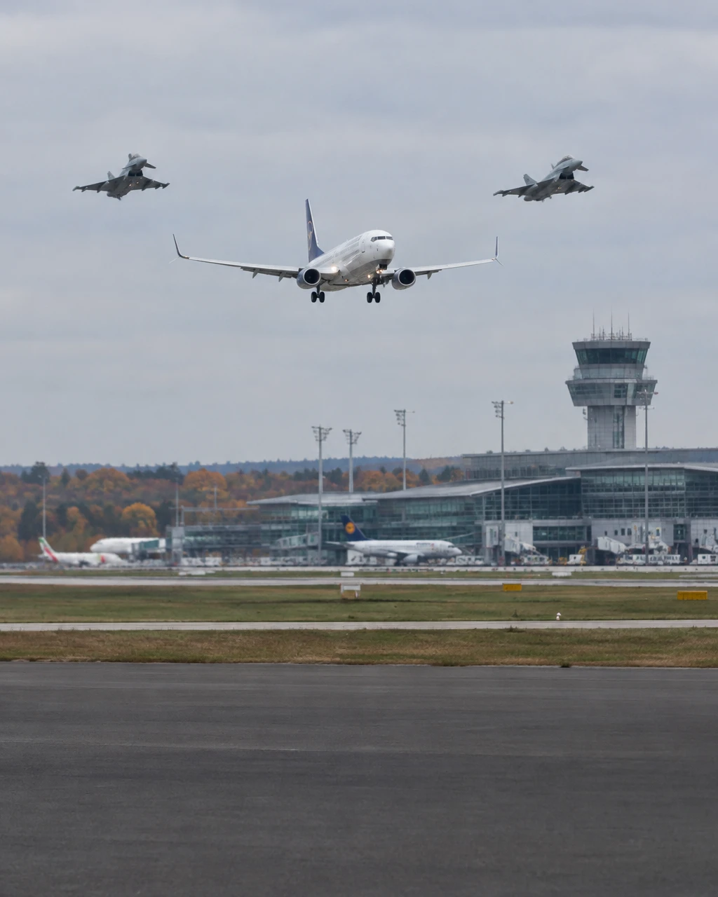 Nürnberg Havalimanı'nda Acil Sinyal: Uçak Eurofighterlar Eşliğinde İndi