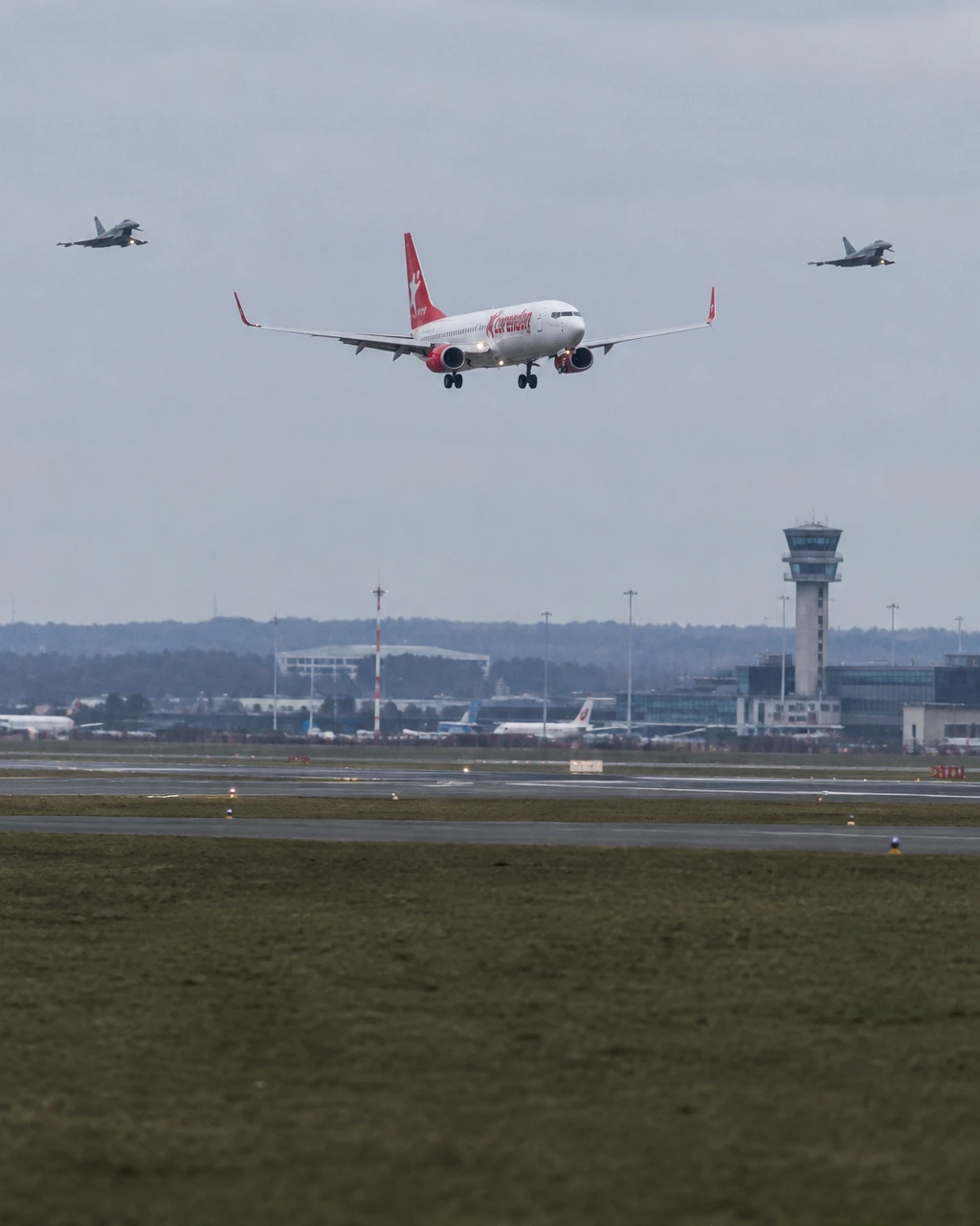 Nürnberg'de Corendon Uçağına Savaş Jetleri Eşlik Etti: Kod Yanlış Girildi
