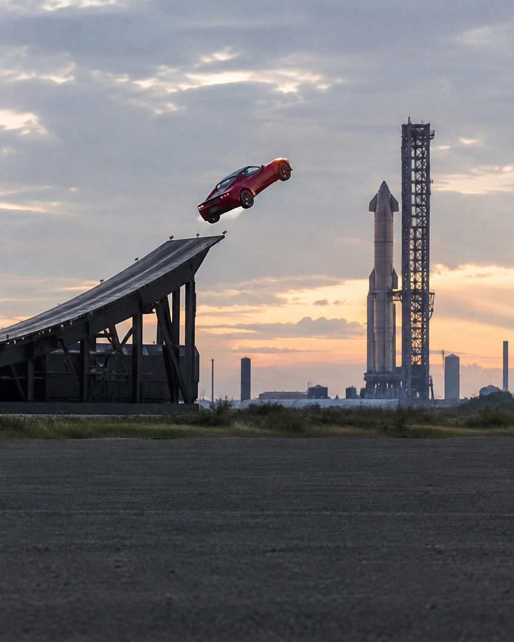 Tesla Roadster Tanıtımında Şaşırtan Gösteri: Araç Havalanıp Takla Attı